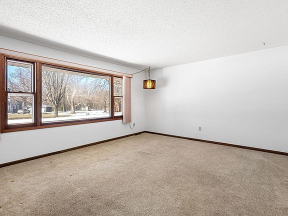 5th image of 475 Oakwood Ln