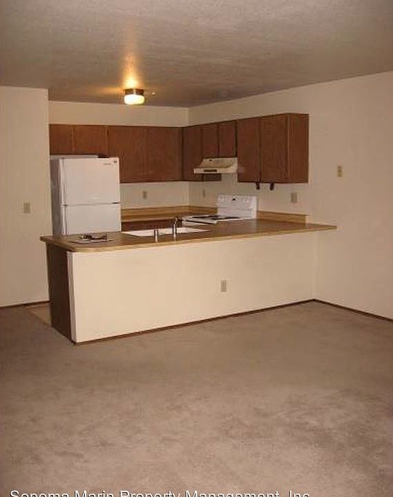 2nd image of 32 Arbor Ct