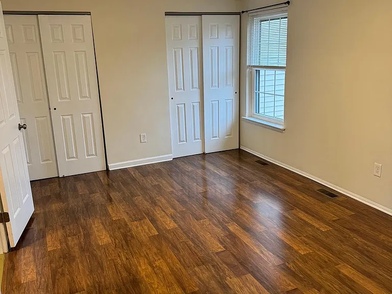 204 Livingston Ct — Photo 16