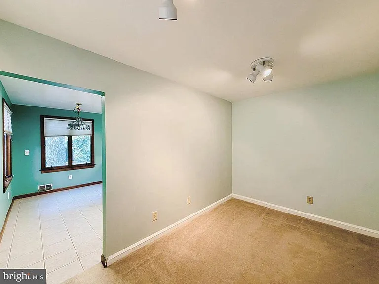 907 Heron Dr — Photo 8