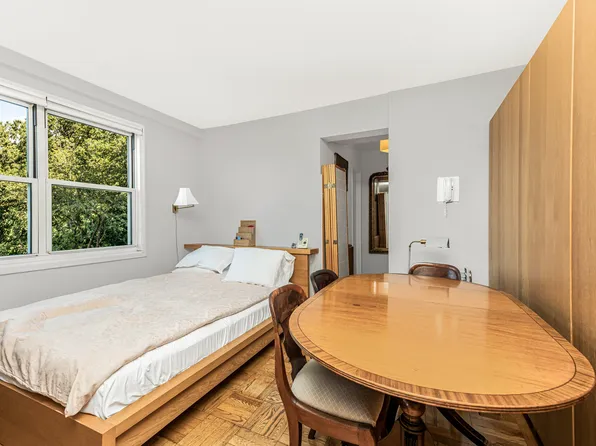 3935 Blackstone Avenue image 7 of 12