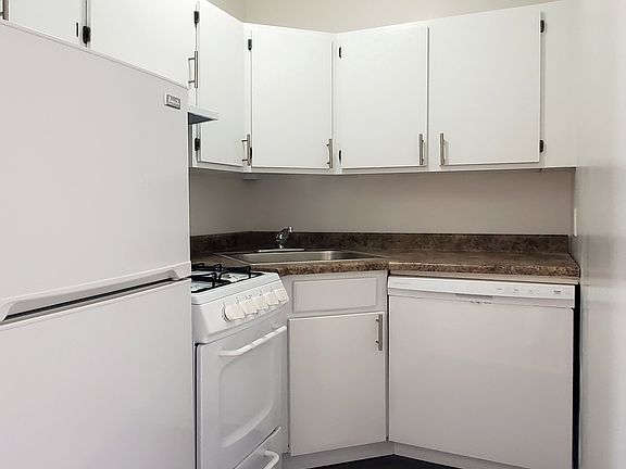 3rd image of 306 W 51st St APT 5G