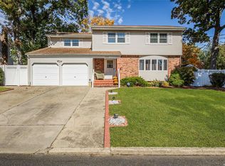 105 Hale Rd, North Babylon, NY 11703