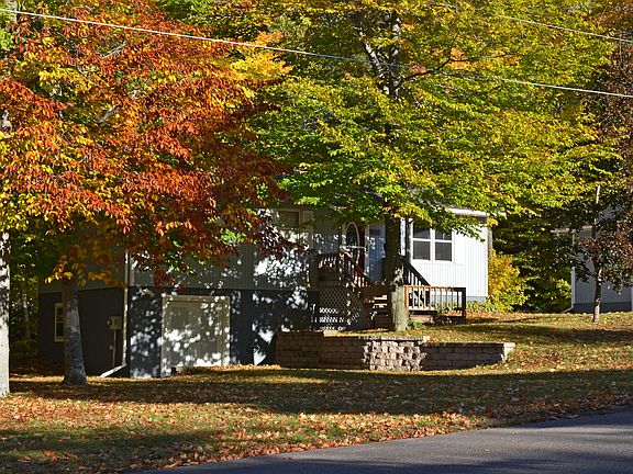 House, garage to the right