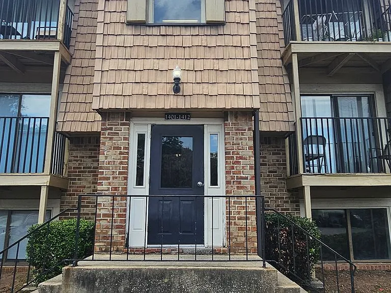 1402 Old Manor Rd — Photo 1