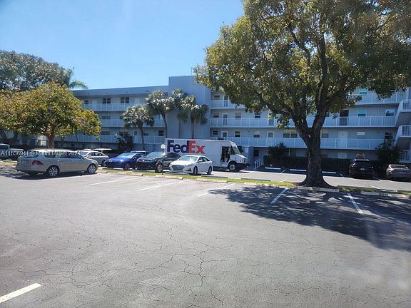 3rd image of 116 Royal Park Dr APT 4C