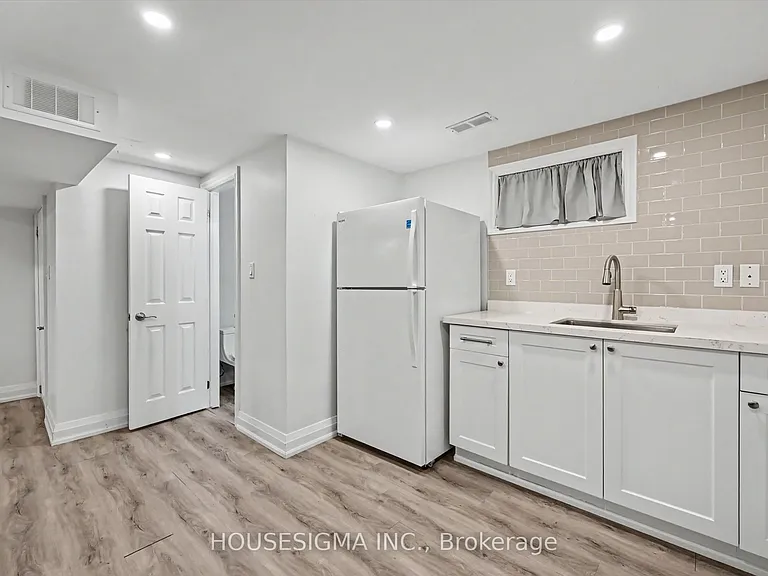 444 Withnell Cres — Photo 30