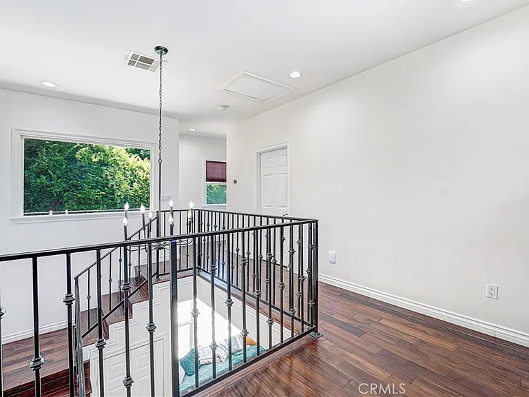 22450 Collins St — Photo 44