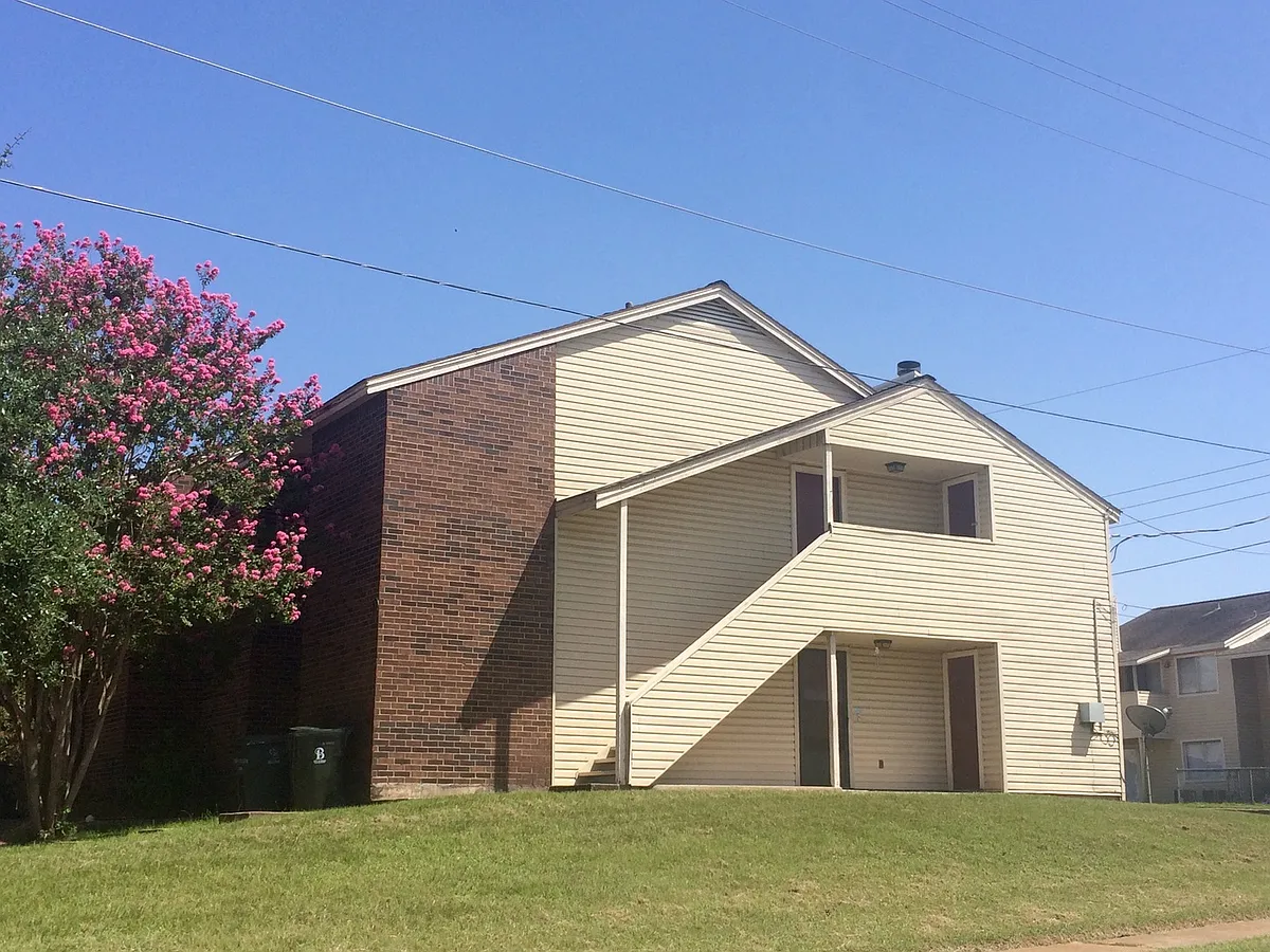 Building Photo - 2600PK