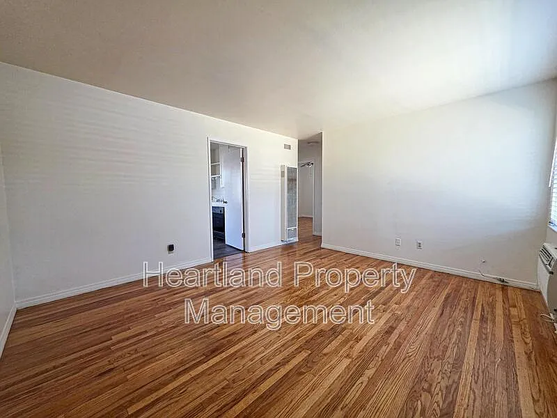 2 bed, 1.0 bath, 850 sqft, $2,375 — Photo 2