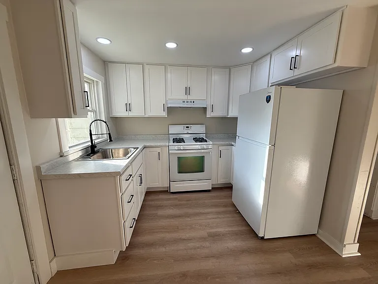 1005 Victoria Ave — Photo 9