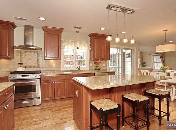 4th image of 10 Buckingham Dr