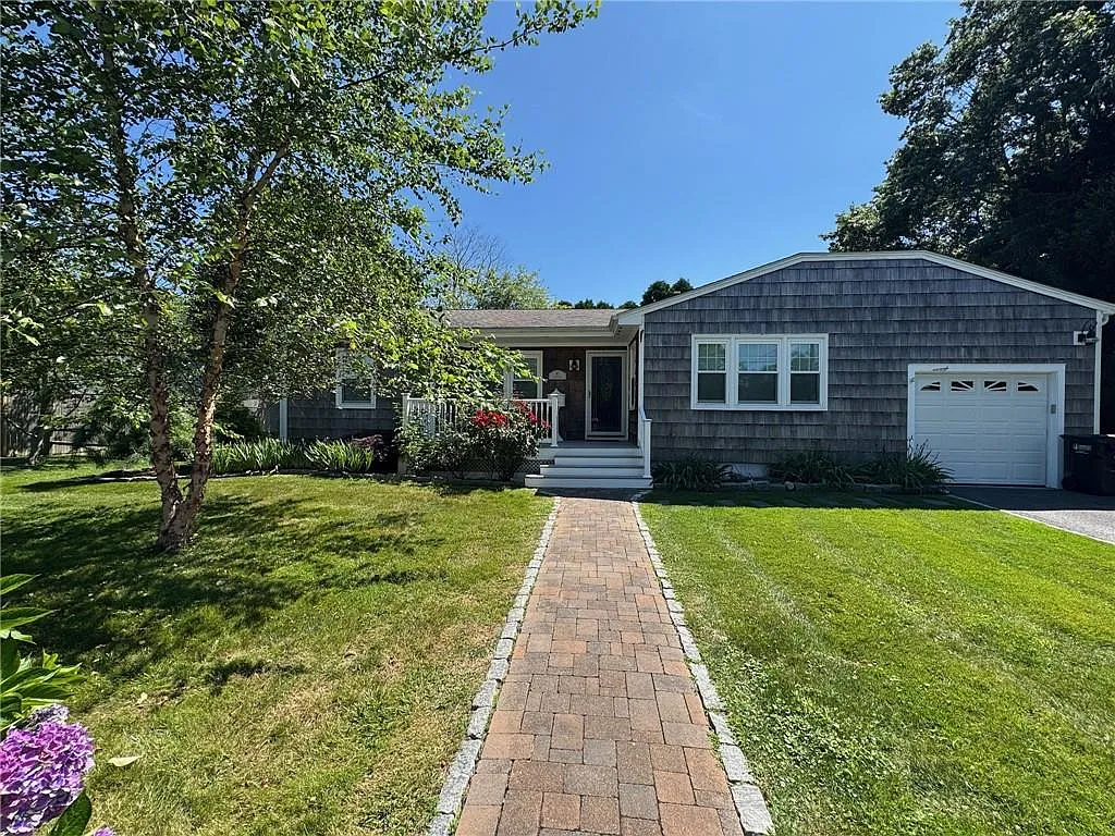 3 bed, 2.0 bath, 1381 sqft, $3,200 — Photo 2