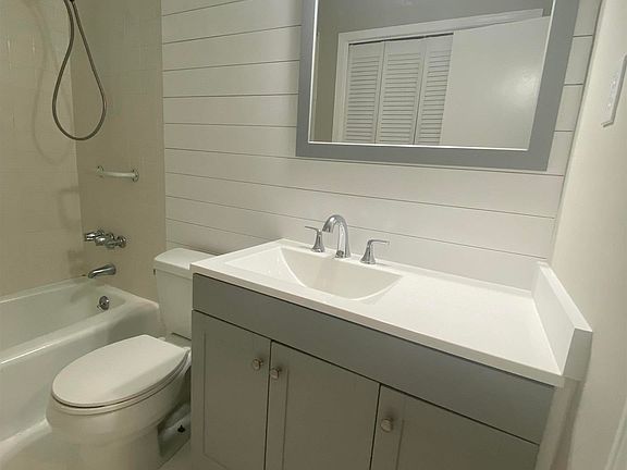 3rd image of 5708 Woodland Trce