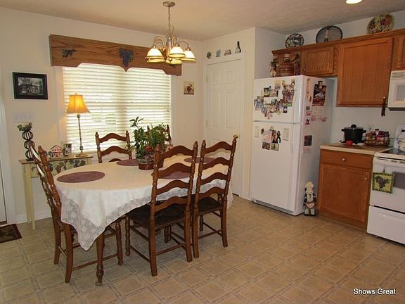 4th image of 731 Wyndhurst Dr