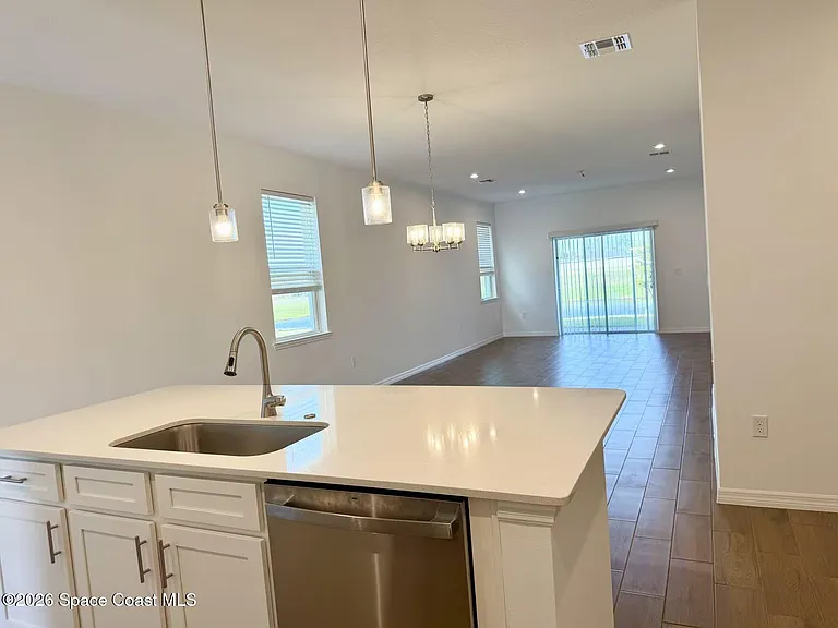 826 Castleford Ave NE — Photo 4
