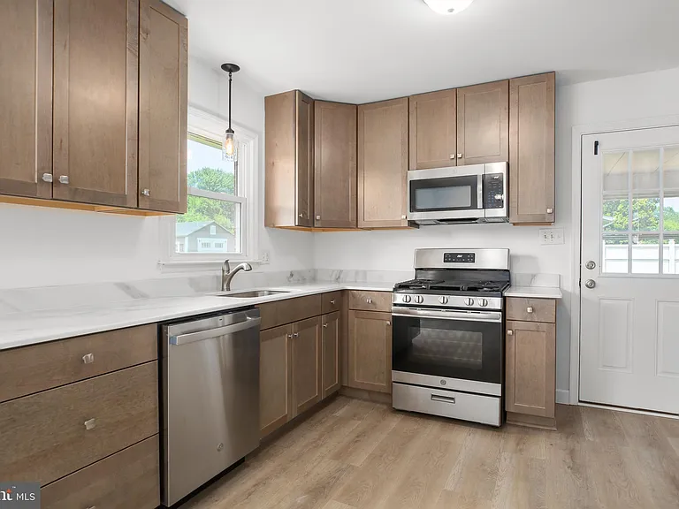 803 Grafton St — Photo 10