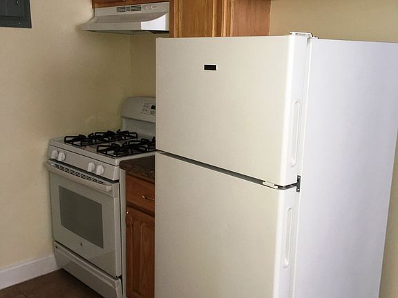 3rd image of 139 Webster Ave APT 1R