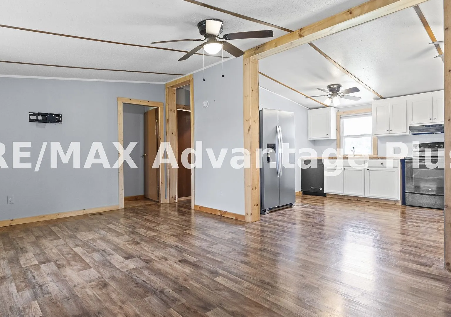 Charming 3-Bedroom Home with Private Setting and Nice Yard — Photo 4