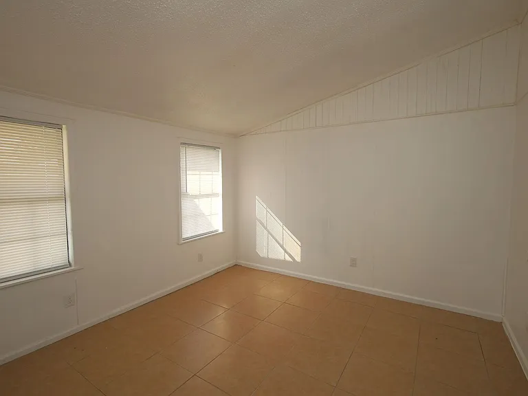 808 Penny Pl — Photo 8