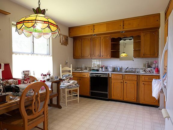 4th image of 215 W Swayzee St
