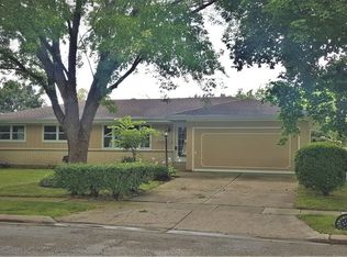 890 Mohawk Dr, Elgin, IL 60120