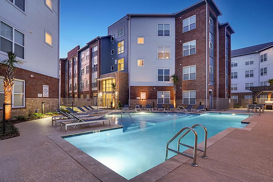 River House Apartments — Photo 2