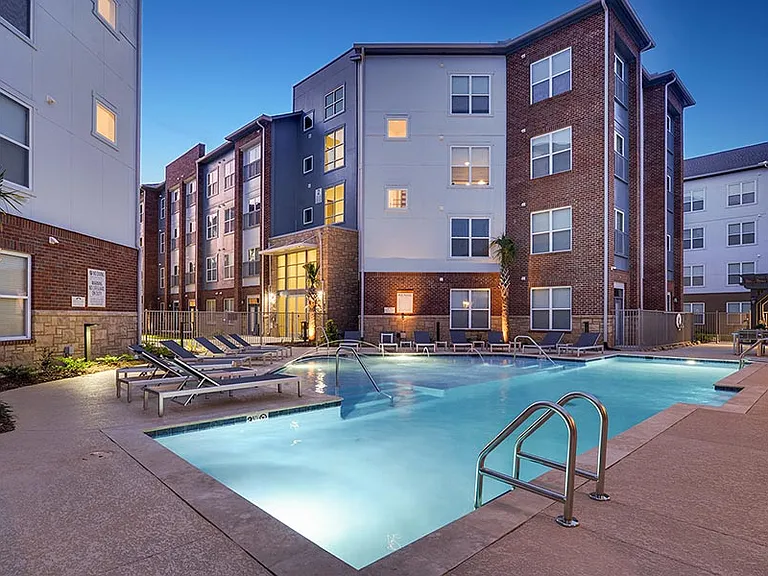 River House Apartments — Photo 2