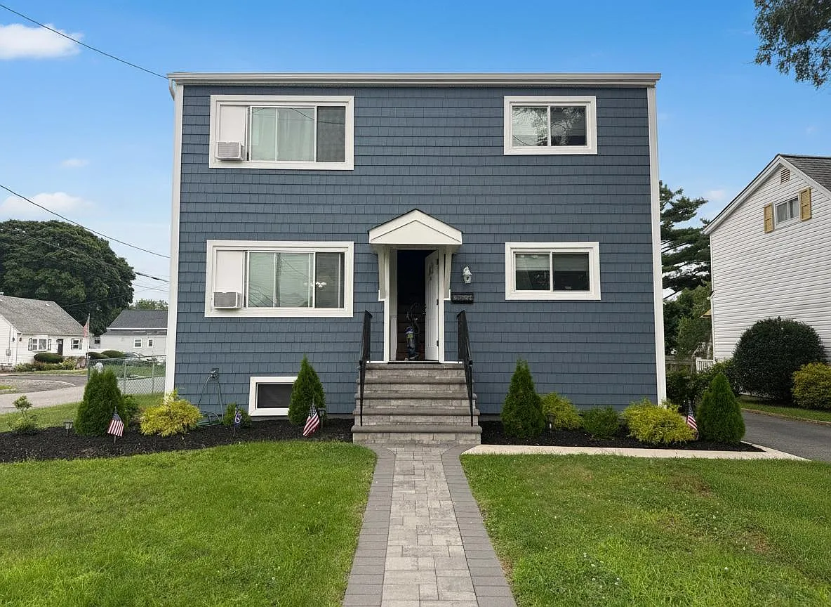 Meucci Ave, Copiague — Photo 1