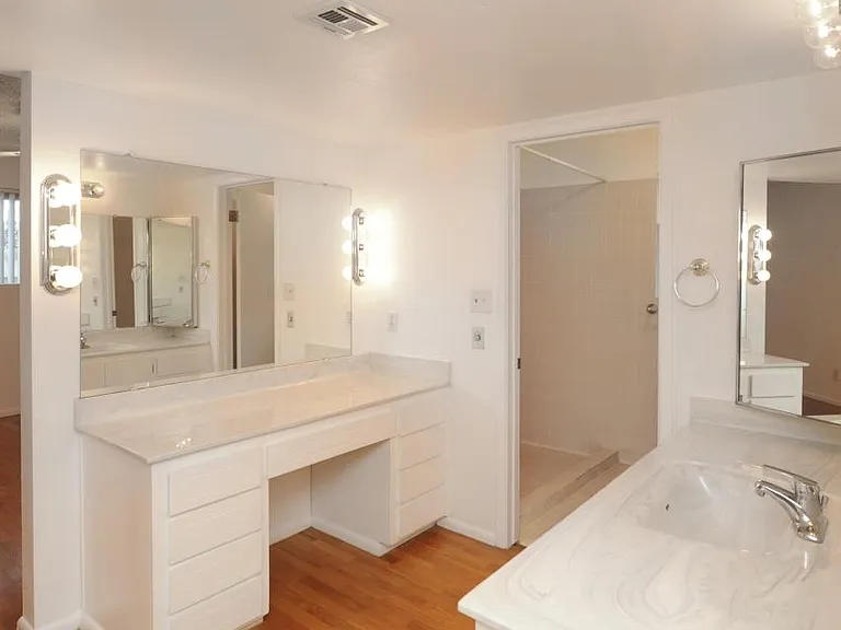 2405 E Huntington Dr — Photo 25