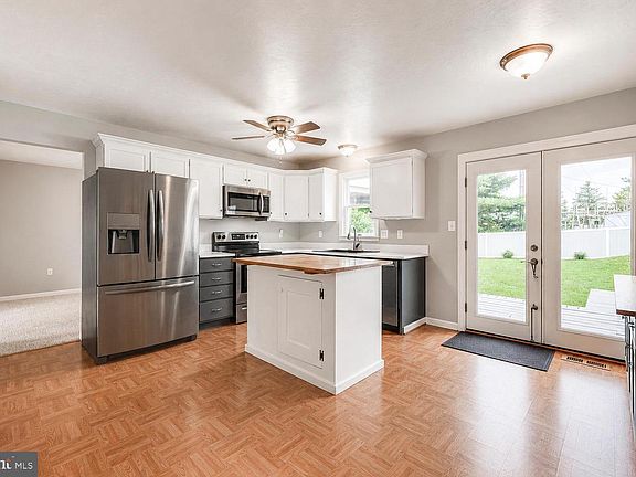4th image of 1633 Rainbow Cir