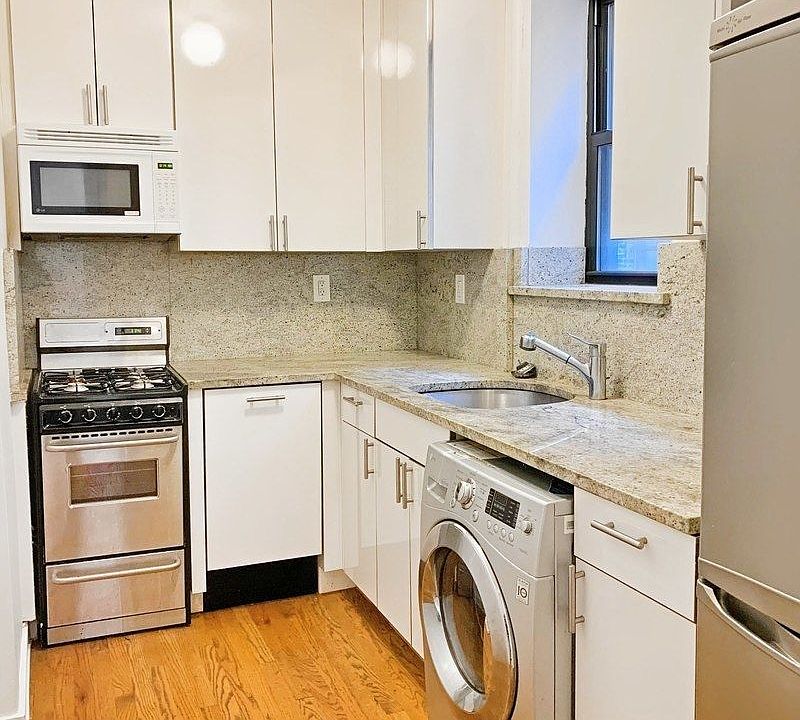 1st image of 240 W 10th St #21