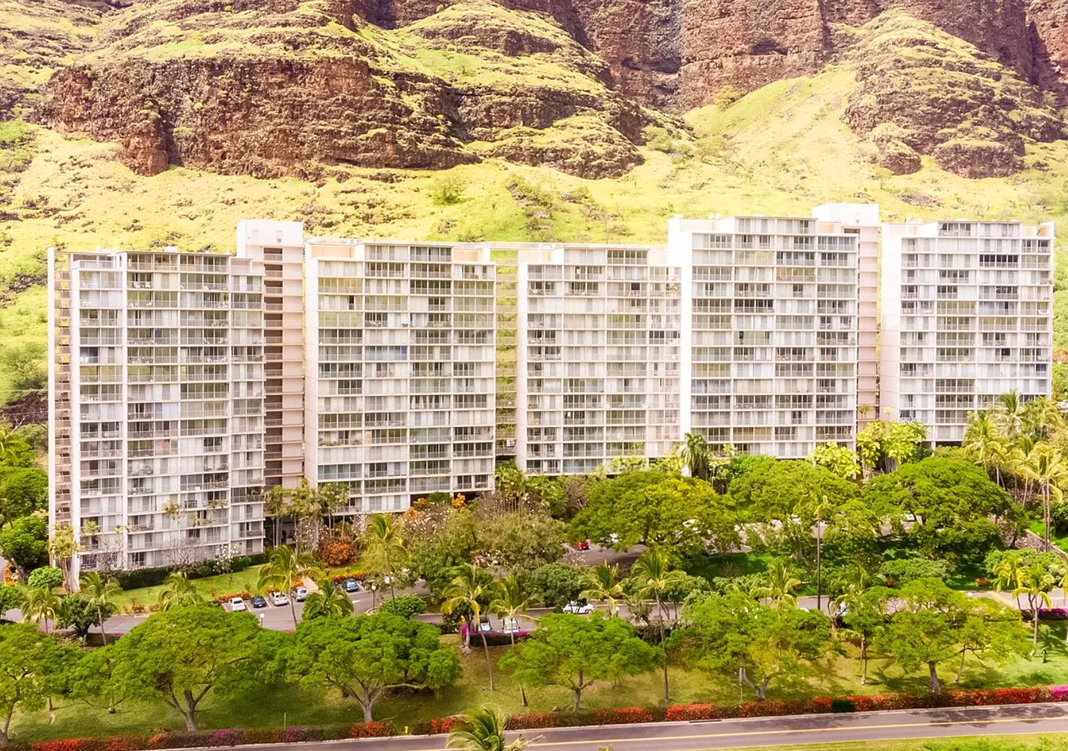 Makaha Valley Towers Studio — Photo 1
