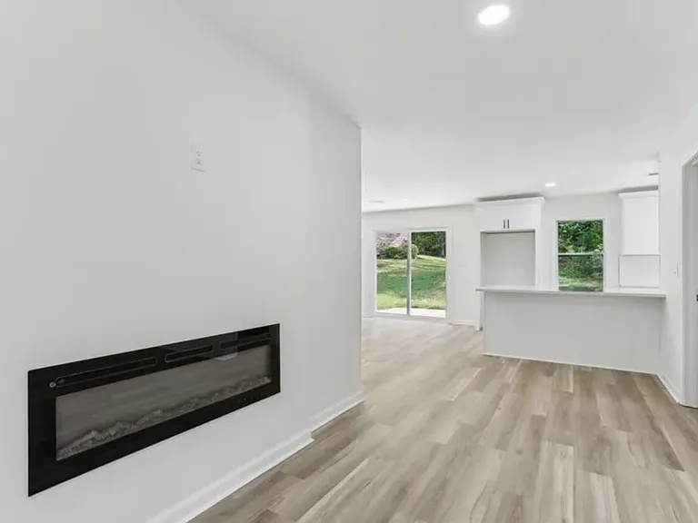 2744 Preston Dr — Photo 6