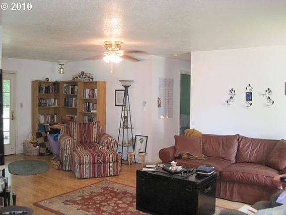 4th image of 740 SE 15th Ave