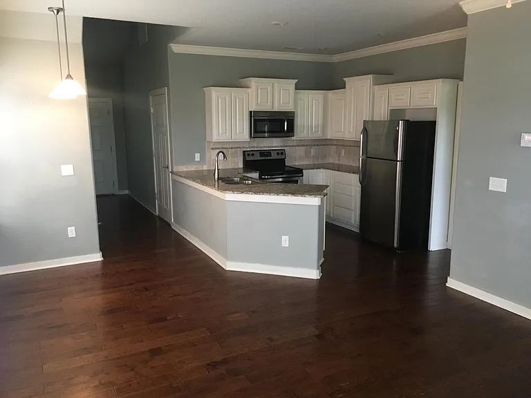 2502 SW Arbor Rd — Photo 2