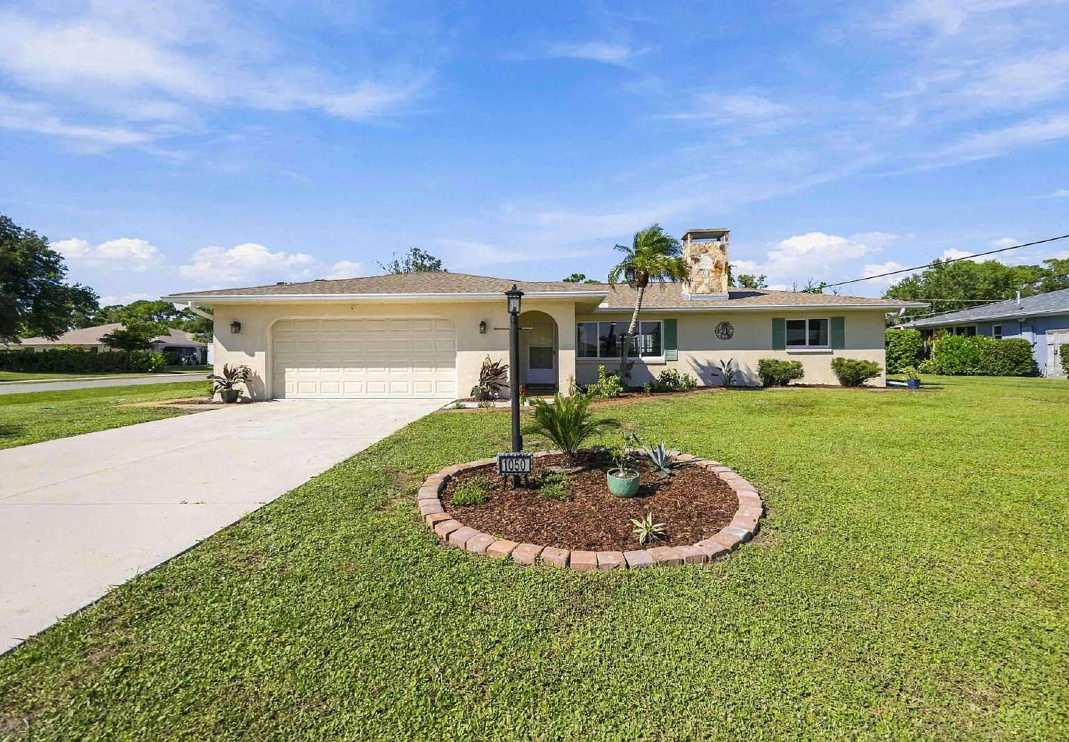 3 bed, 2.0 bath, 1936 sqft, $5,400 — Photo 1