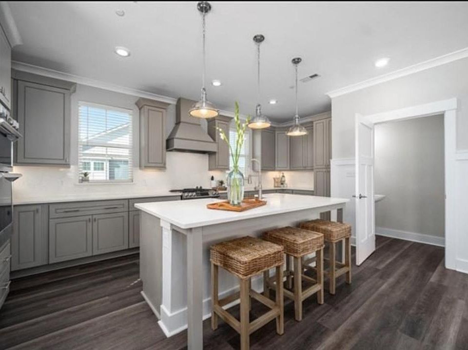 Photos are display only. Actually layout may differ slightly. Please call for more details