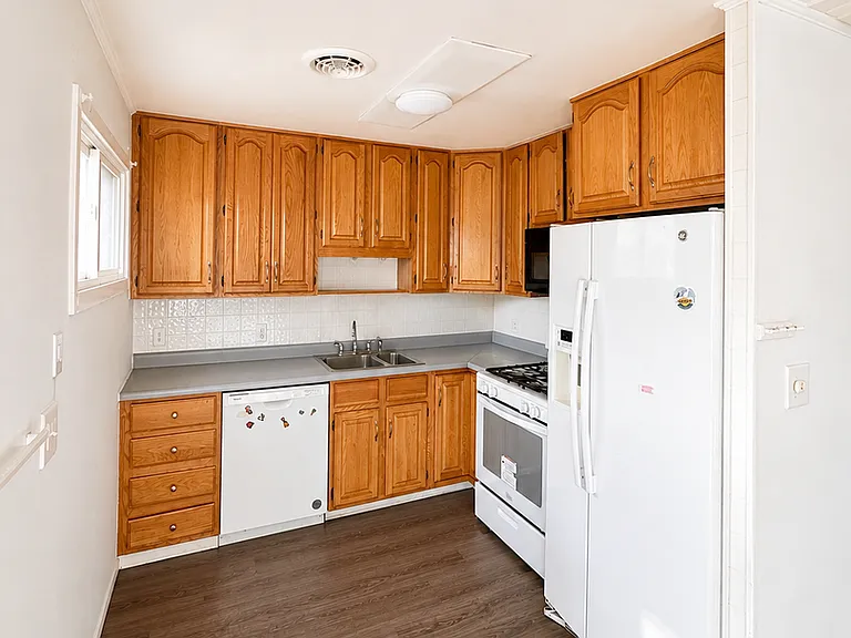 220 Sherwood Dr — Photo 11