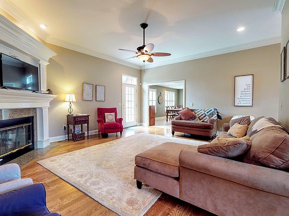5th image of 861 Somerset Dr