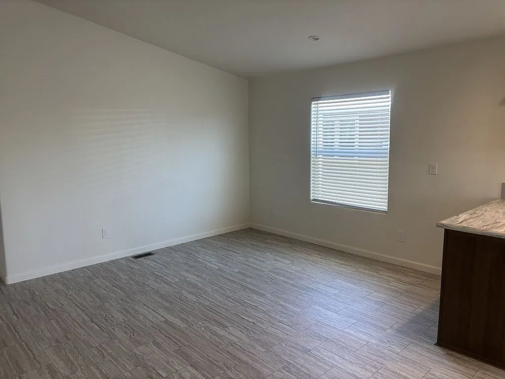 3 bed, 2.0 bath, 1404 sqft, $1,599 — Photo 3
