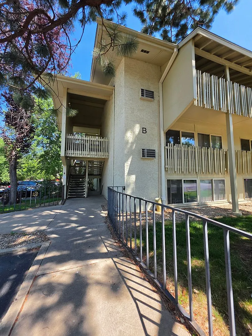Awesome 2nd level Condo in Two Mile Creek — Photo 1