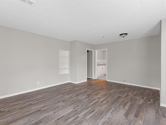 3rd image of 3734 Daphne St