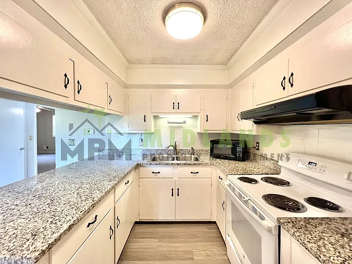621 Henderson St — Photo 6