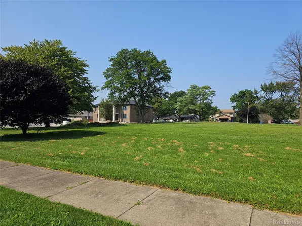 2207 Kinmore St, Dearborn Heights, MI 48127