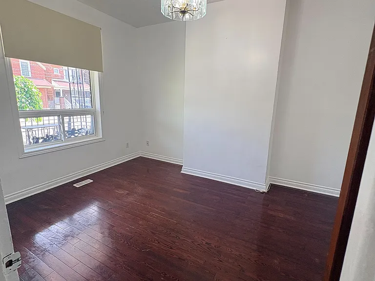 1080 Dufferin St #MAIN FLOOR — Photo 16