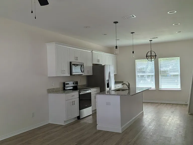 2219 N L St — Photo 2