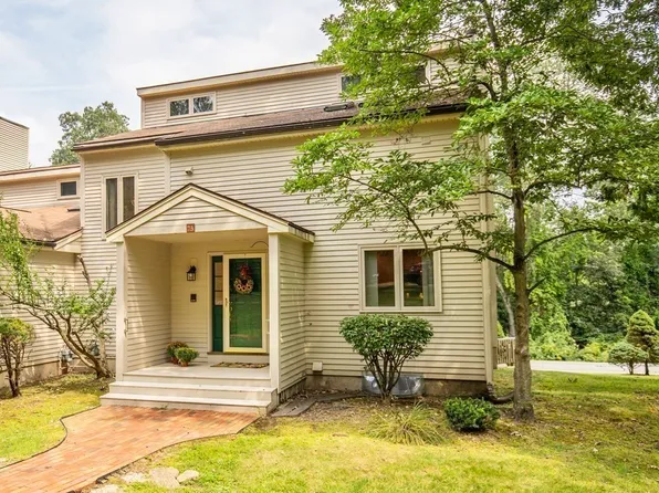 73 Parkhurst Dr, Westford, MA 01886