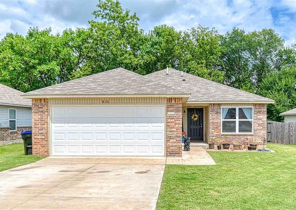 1st image of 835 Twin Lakes Dr