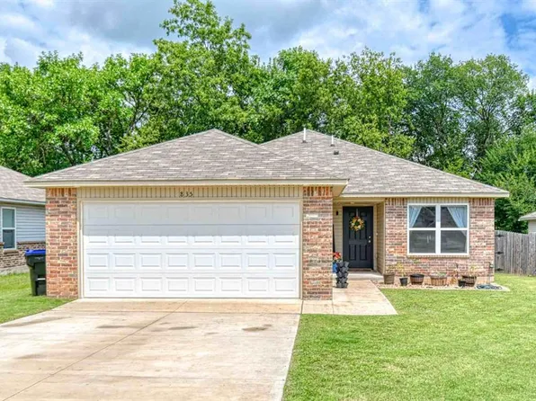 835 Twin Lakes Dr, Noble, OK 73068